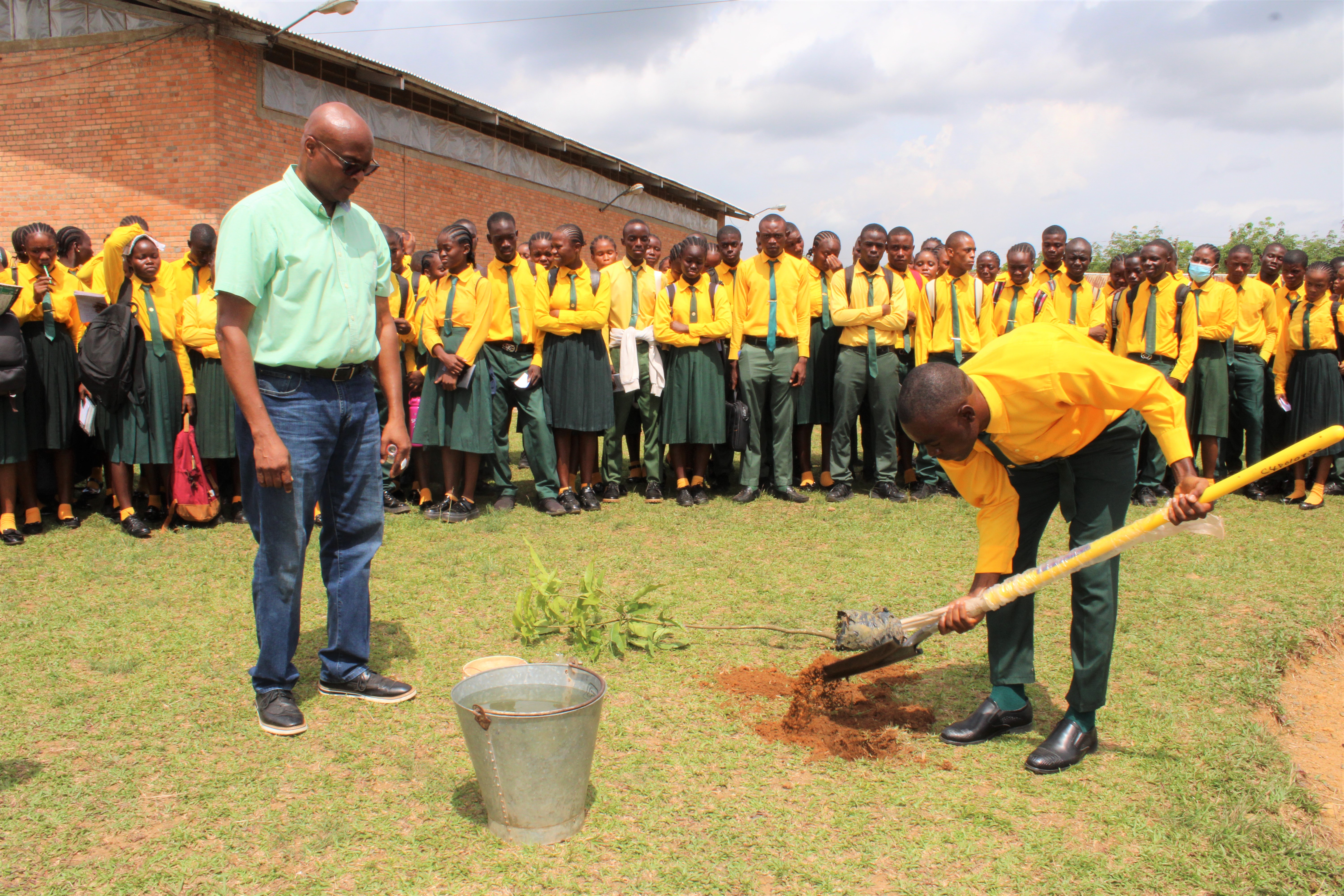 Dr. Herm Harmon instructing on proper tree planting Dr. Herm Harmon instructing on proper tree planting